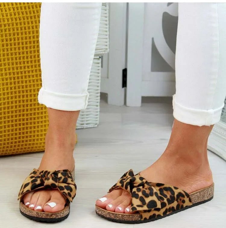 Platta Sandaler med Leopardmönster och Rosett - Stil i Stockholm